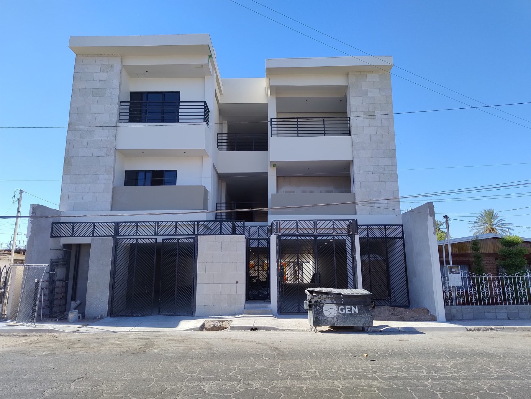 Fachada frontal del edificio ADIA en Mexicali