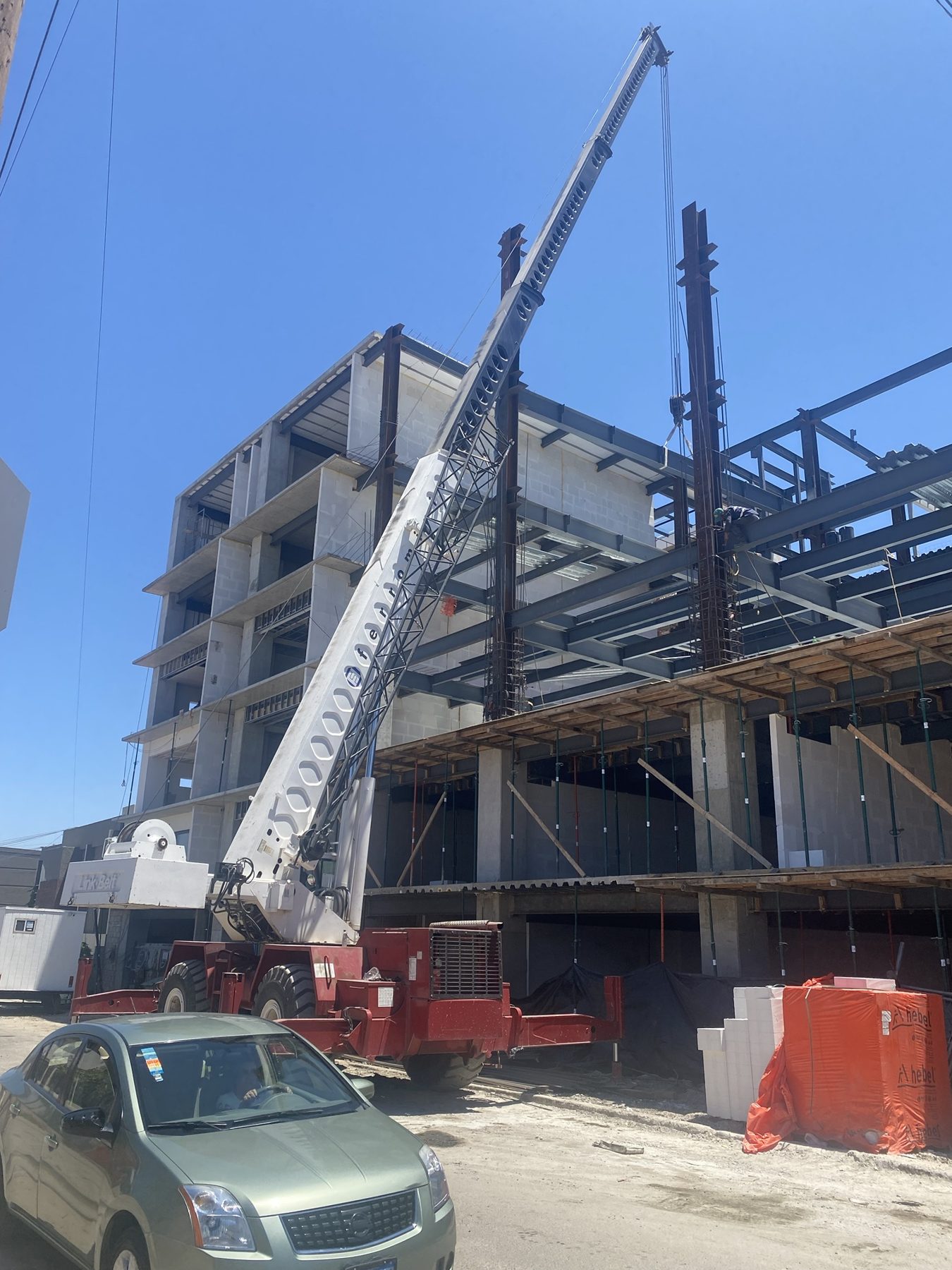 Montaje con grúa de columnas y vigas de acero del edificio Enhaus