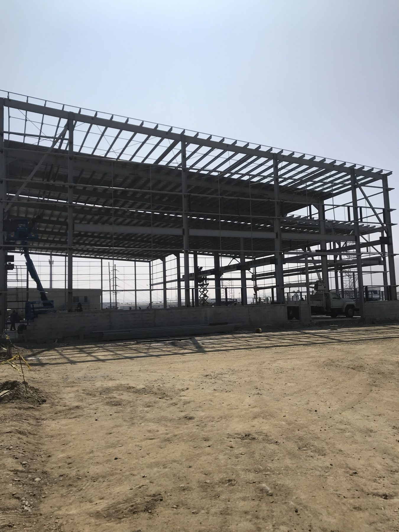 Vista exterior de la estructura metálica de la nave industrial JFE en montaje