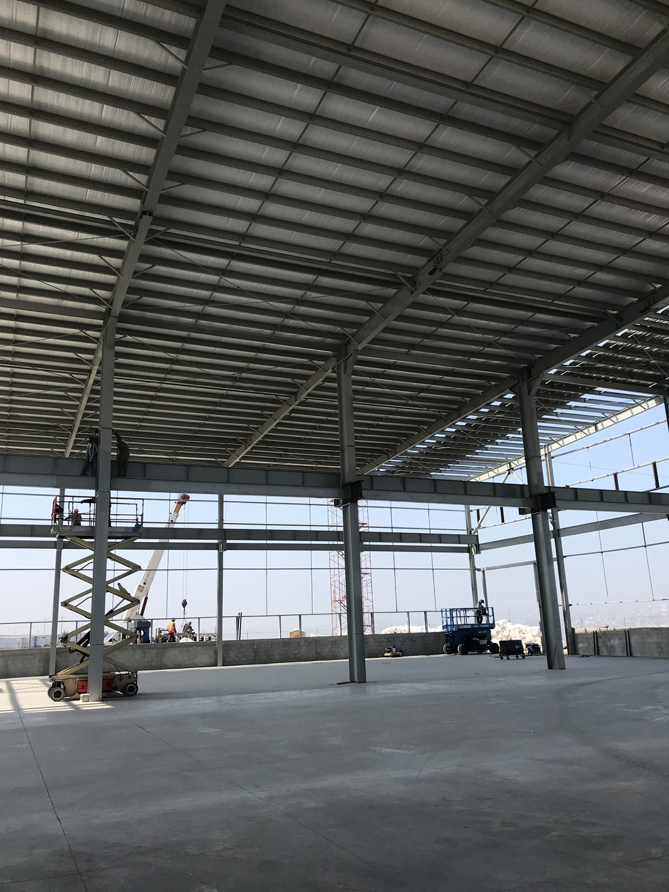 Nave industrial con estructura metálica en proceso de montaje